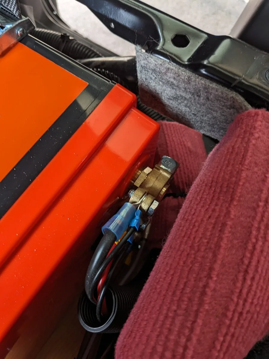 Détail des cosses sur la batterie Creabest