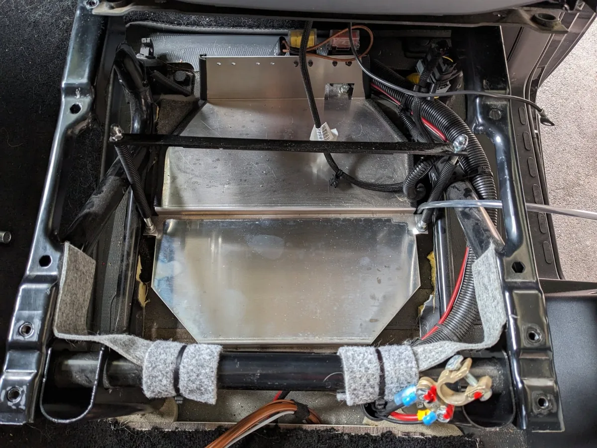 Emplacement de batterie vide sous le siège passager